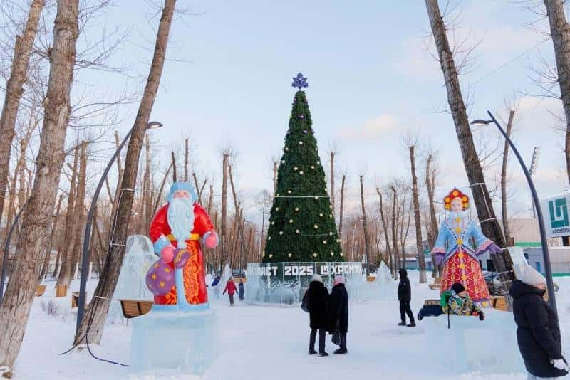 В Театральном парке Первоуральска открылась новогодняя елка