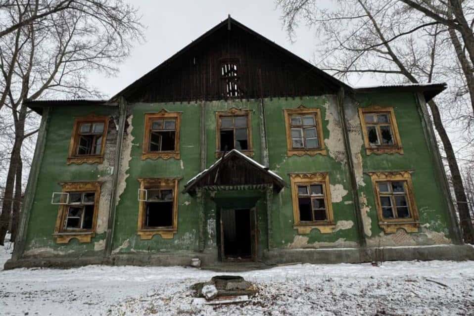 Жители Первоуральска пожаловались на опасный заброшенный дом на улице Энгельса