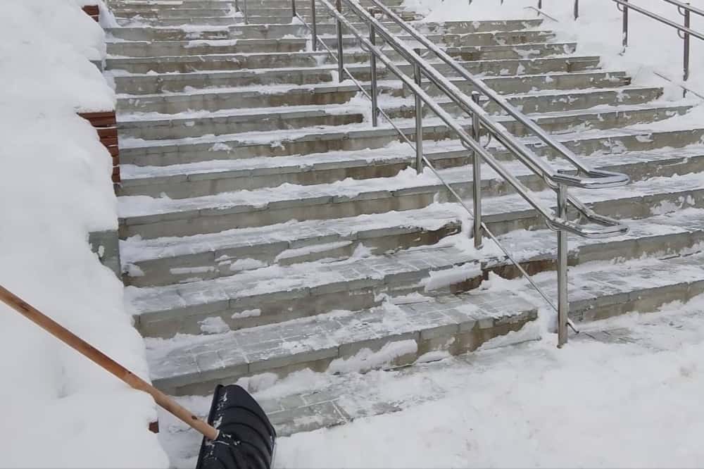 В Первоуральске продолжается активная работа по уборке снега