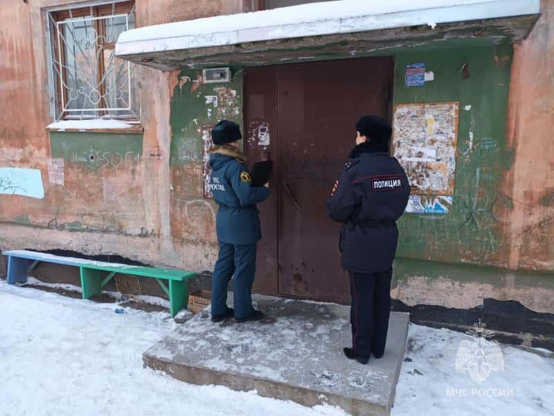 Свердловские сотрудники МЧС напомнили о пожарной безопасности в семьях соцриска