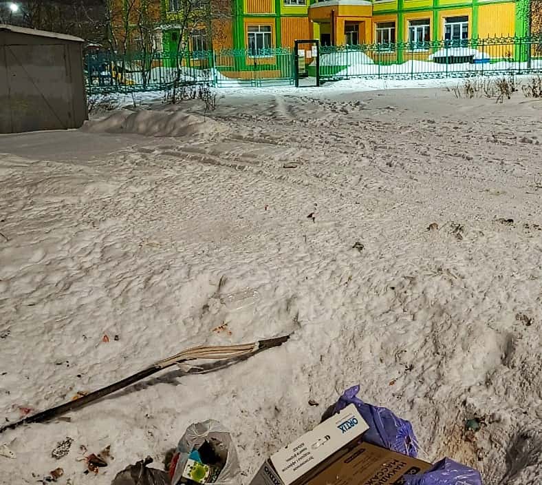 В Первоуральске местные жители пожаловались на оголенный высоковольтный кабель на дороге