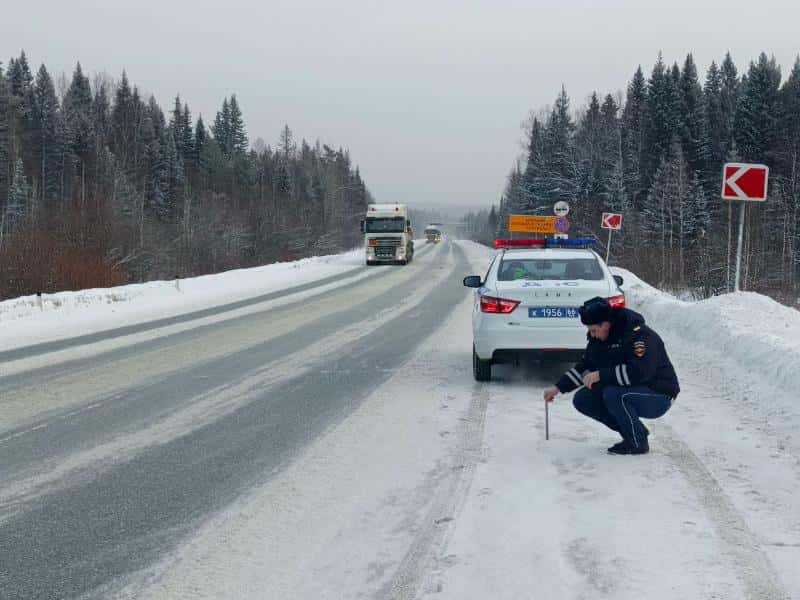 Первоуральцев предупредили об опасности на дорогах после снегопада