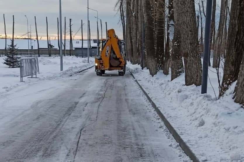 В Первоуральске продолжают круглосуточно очищать территории от снега