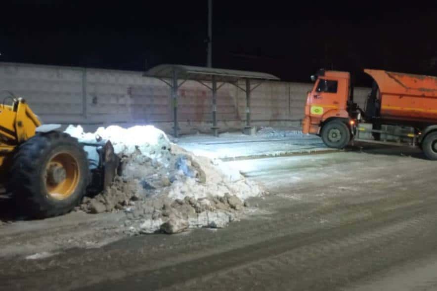 Специалисты расчистили снег на Московском шоссе в Первоуральске