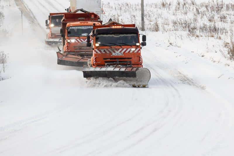 В Свердловской области со снегом боролись 400 единиц техники