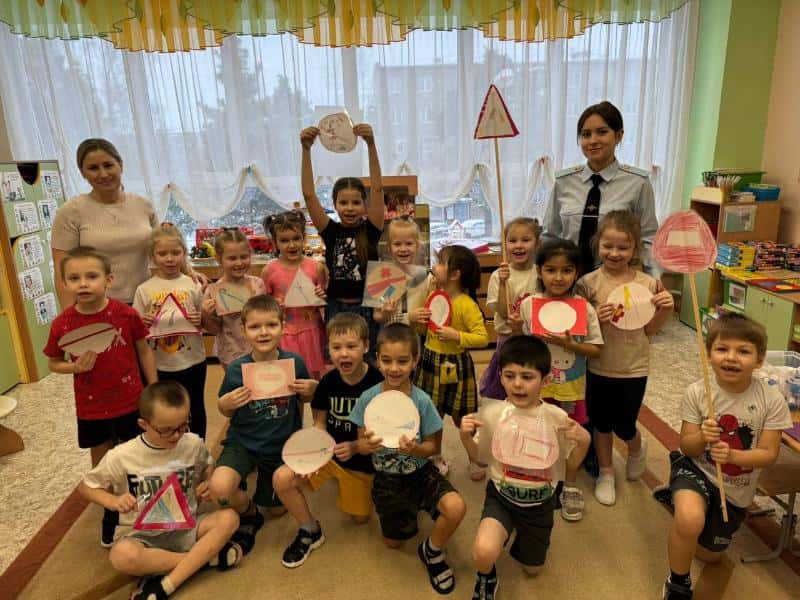 Первоуральские сотрудники ГАИ рассказали дошкольникам о правилах поведения на горках