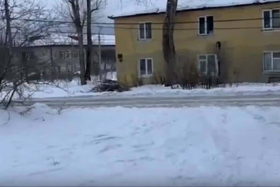 Жителям Первоуральска помогли спастись от зловонного ручья, текущего к детскому саду