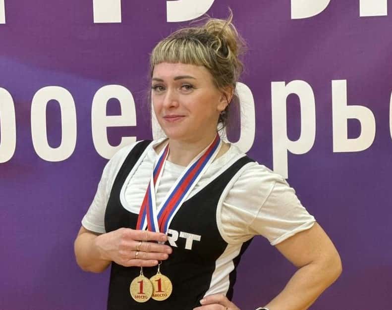 Первоуральская спортсменка завоевала две золотые медали на чемпионате по пауэрлифтингу
