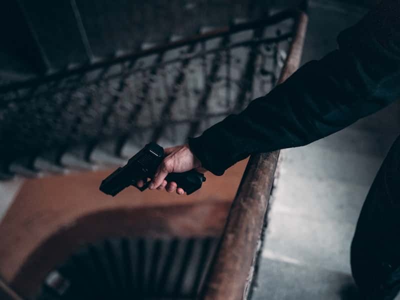 «Угрожали ножом и связали скотчем»: к жителю Екатеринбурга в дом ворвались грабители