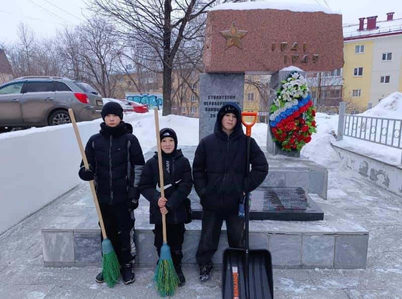 Первоуральские активисты очистили от снега 18 мемориалов героям Великой Отечественной войны