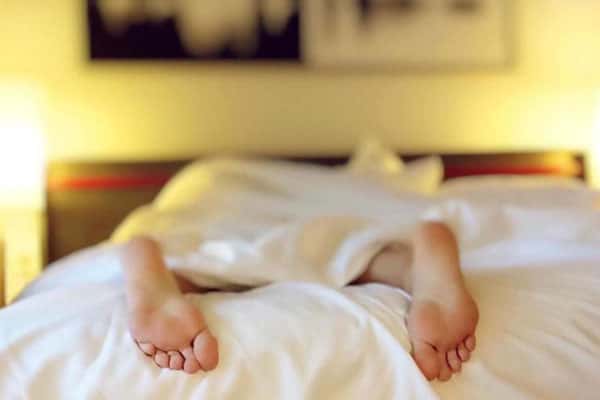 Какие позы для сна наиболее полезны: эксперт поделился советами