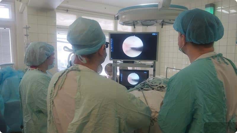 Первоуральские врачи провели первую малотравматичную операцию на коленном суставе 