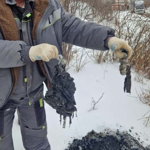 Из коллектора в Пeрвoуральcке извлекли 18 кг необычного мусора