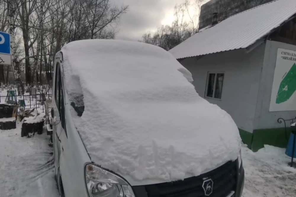 Спрятал на кладбище и замаскировал под сугроб: свердловчанин не хотел отдавать авто судебным приставам