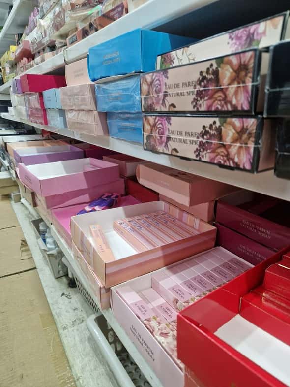 На Урале таможенники пресекли контрабанду трех тысяч экземпляров импортных духов