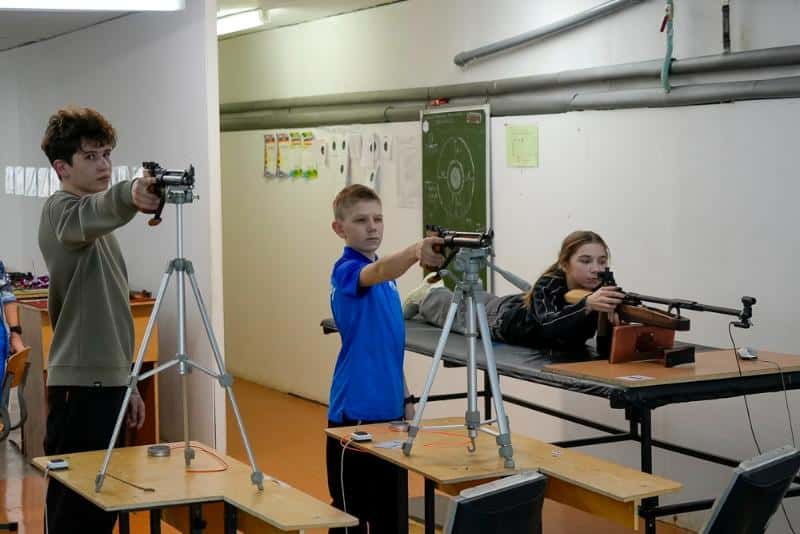 Школьники Первоуральска показали себя в соревнованиях по стрельбе из пневматической винтовки и пистолета
