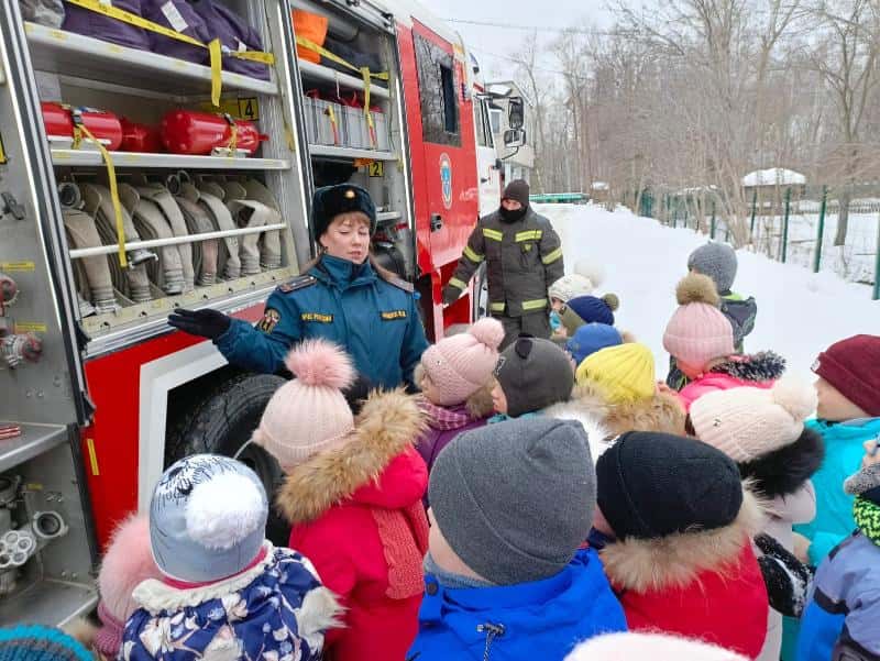 Пожарные Первоуральска провели для дошкольников познавательную экскурсию