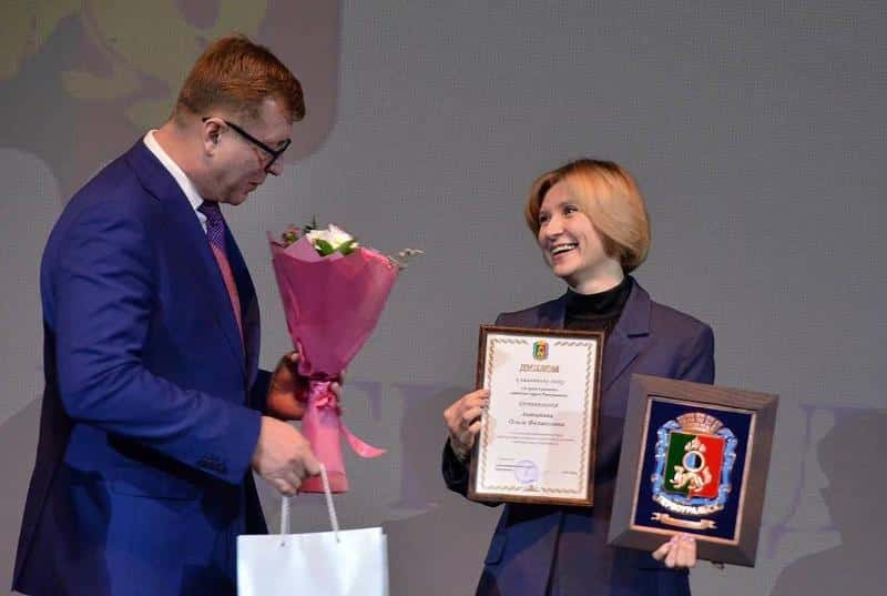 Игорь Кабец вручил стипендии и знаки отличия первоуральцам за вклад в развитие города