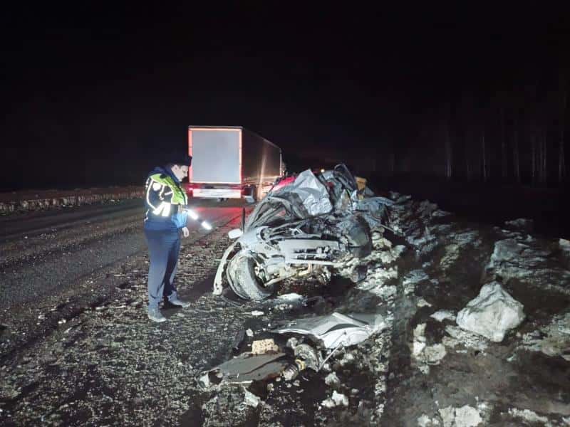 На Пермском тракте КАМАЗ сбросил груз прямо под колеса Toyota