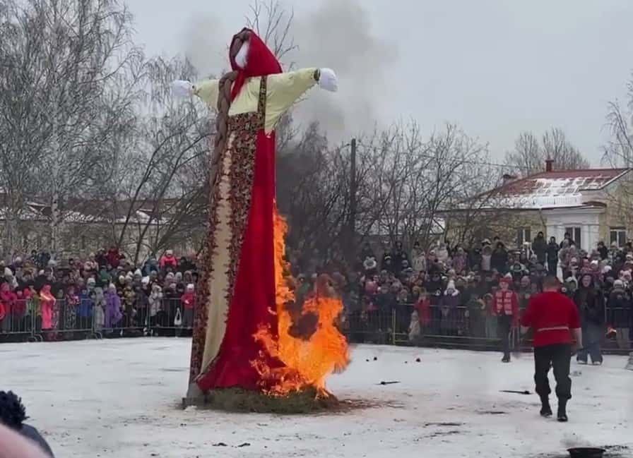 В первоуральском Парке новой культуры отметили Масленицу с фаер-шоу и сожжением чучела  