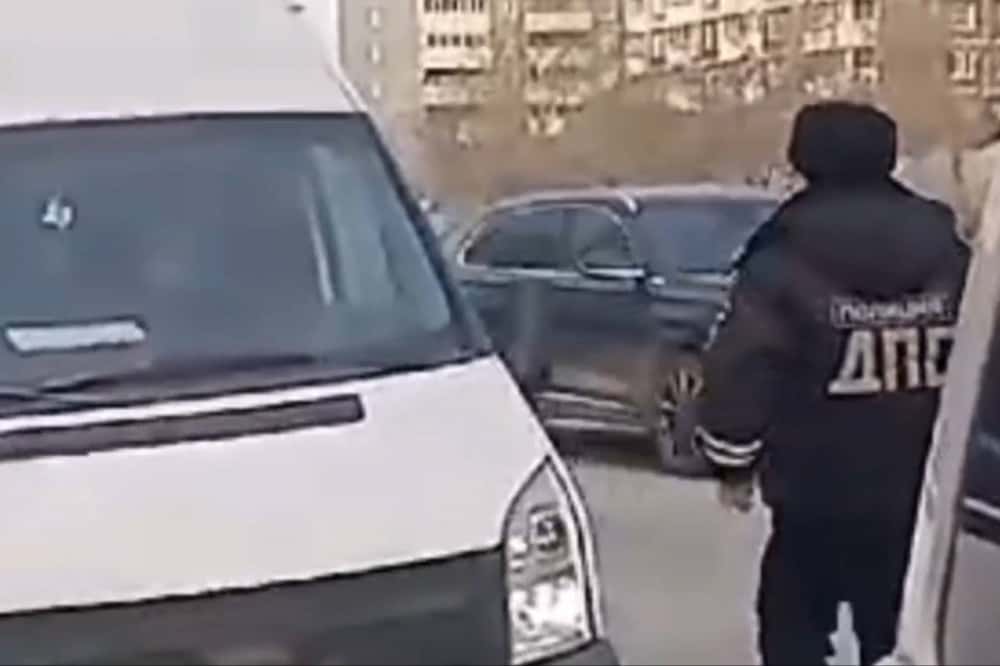 Автоинспекторы задержали водителя в сильнейшем опьянения: в этом им помогли жители Первоуральска 