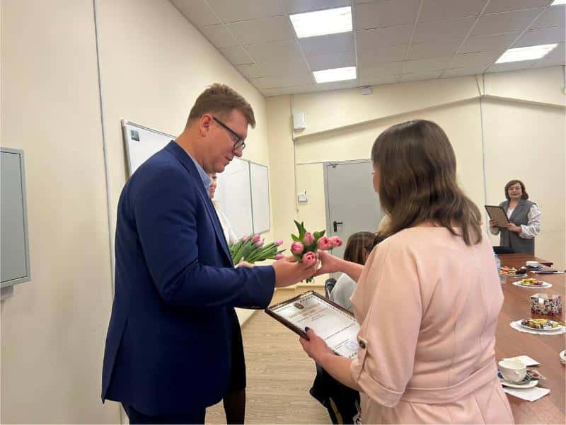 Тюльпаны и благодарности: Игорь Кабец  поздравил жен военных накануне 8 Марта