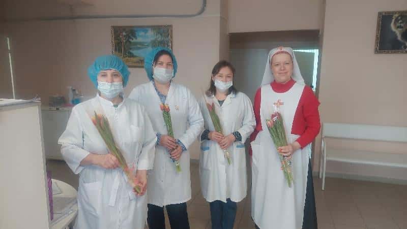 Медиков Первоуральской больницы поздравили с 8 Марта сестры милосердия