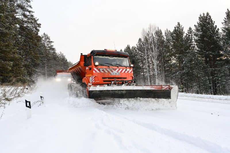 На уборку снега в Свердловской области выехали более 200 единиц спецтехники