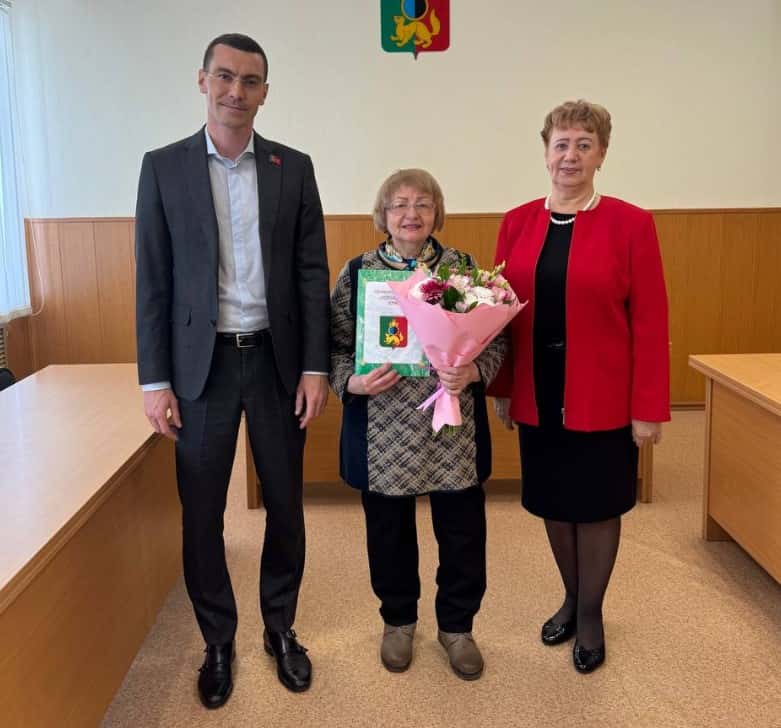 Организатора моноспектаклей из Первоуральска наградили почетной грамотой