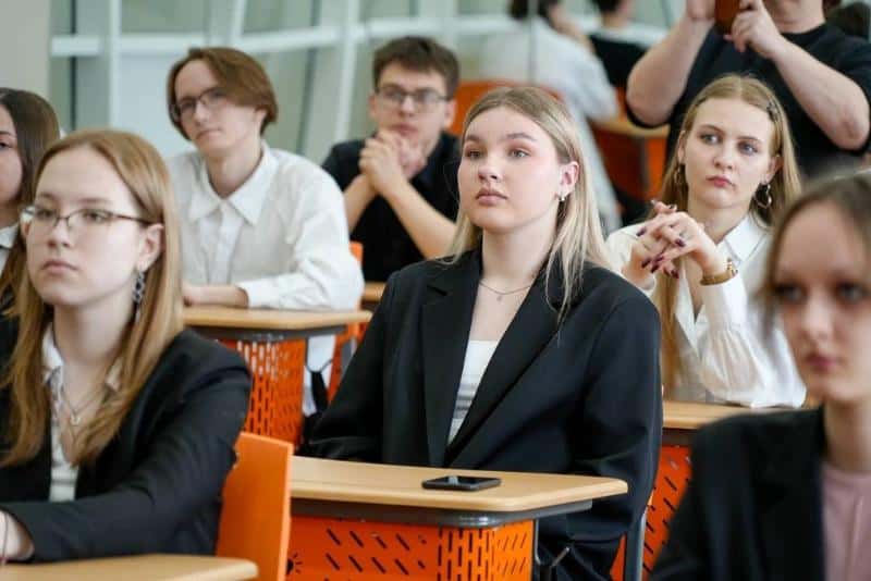 Первоуральские школьники попробовали себя в роли айтишников в рамках «Урока цифры»