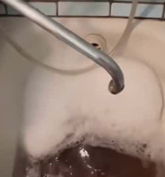 «Кабец, не хочешь помыться в такой воде?»: первоуральцы пожаловались на грязную воду 