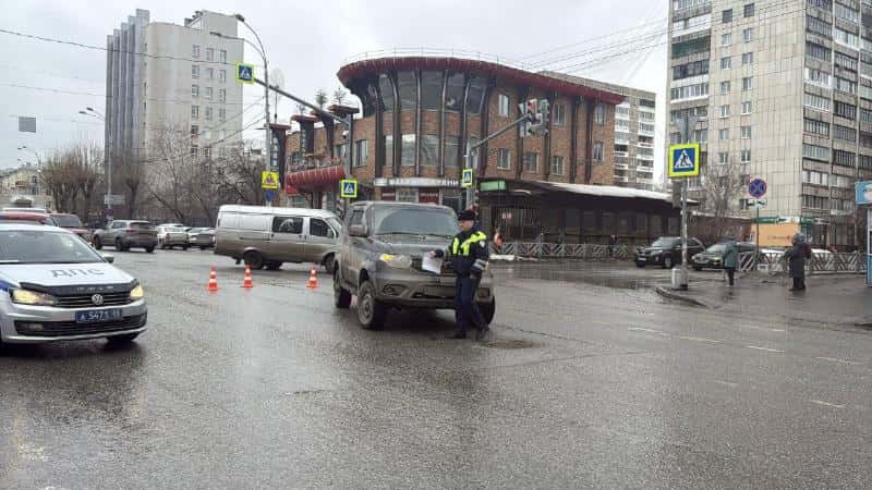 На Урале водитель с 50-летним стажем сбил пешехода, переходившего на зеленый свет