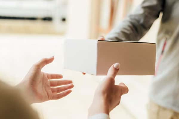 Опасная доставка: мошенники стали обманывать россиян с помощью фальшивых посылок