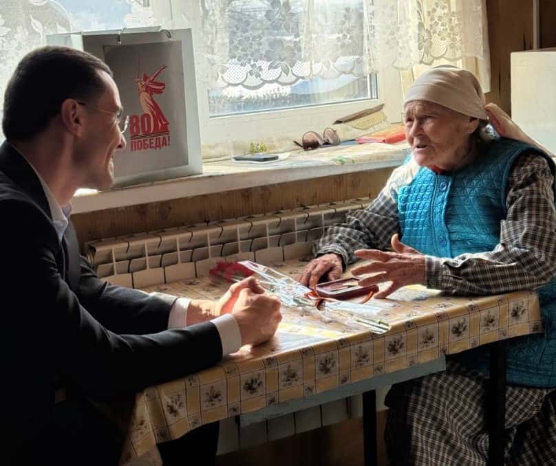 Депутат Первоуральска Дмитрий Хаймин вручил труженнице тыла медаль к 80-летию Победы