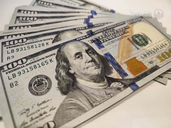 Центробанк РФ зафиксировал снижение курса доллара до 84,30 рублей