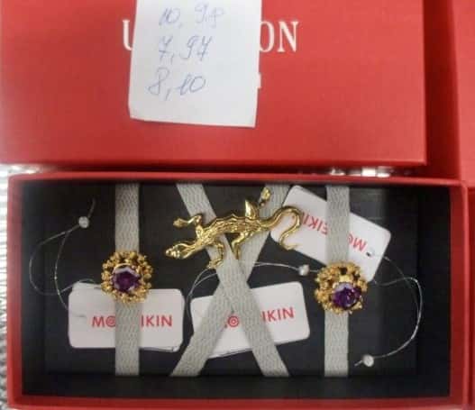 Таможенники задержали свердловчанку, пытавшуюся провезти в Таиланд уральские самоцветы стоимостью 220 тысяч рублей