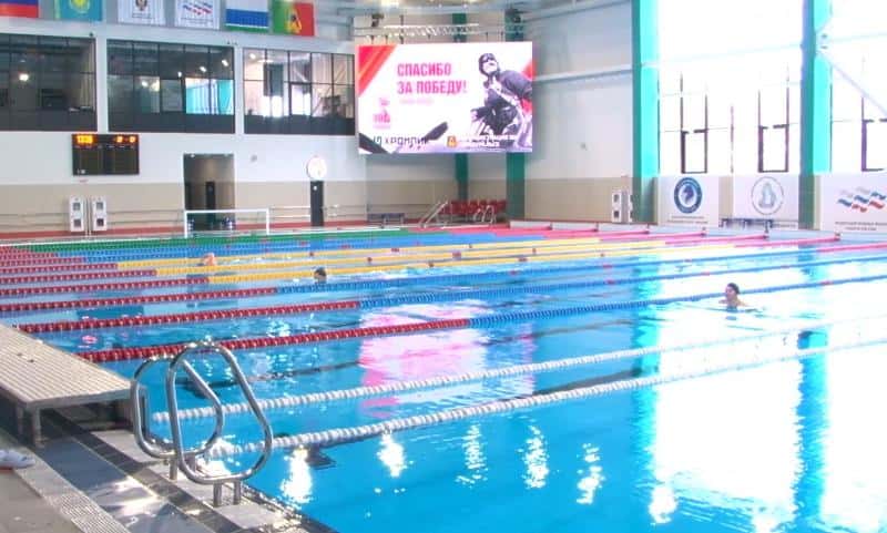 Первоуральские сотрудники ЖКХ нырнули в бассейн в честь профессионального праздника