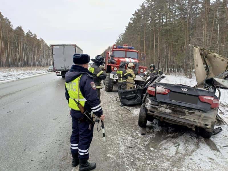 На Тюменском тракте произошло смертельное ДТП: водитель Kia врезался в цементовоз