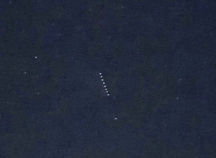 Цепь огней над Уралом: свердловчане заметили странное явление в ночном небе