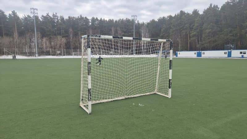 В Свердловской области на 11-летнего мальчика упали футбольные ворота и проломили ему голову