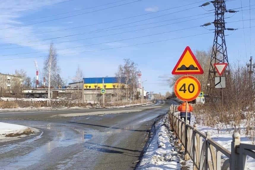 В Первоуральске восстанавливают неисправные дорожные знаки