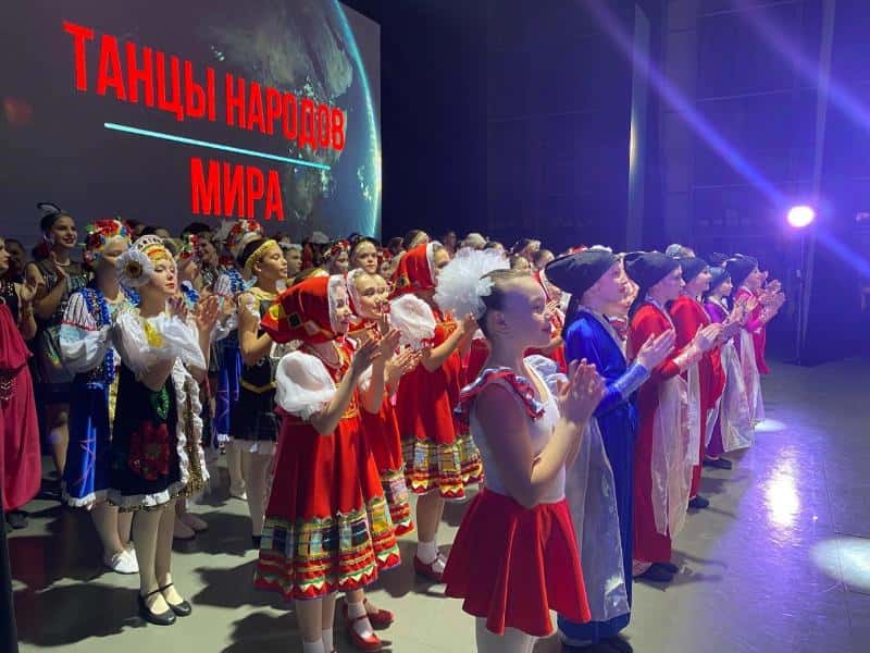 Более 600 первоуральцев посетили концерт коллективов «Танцы народов мира»