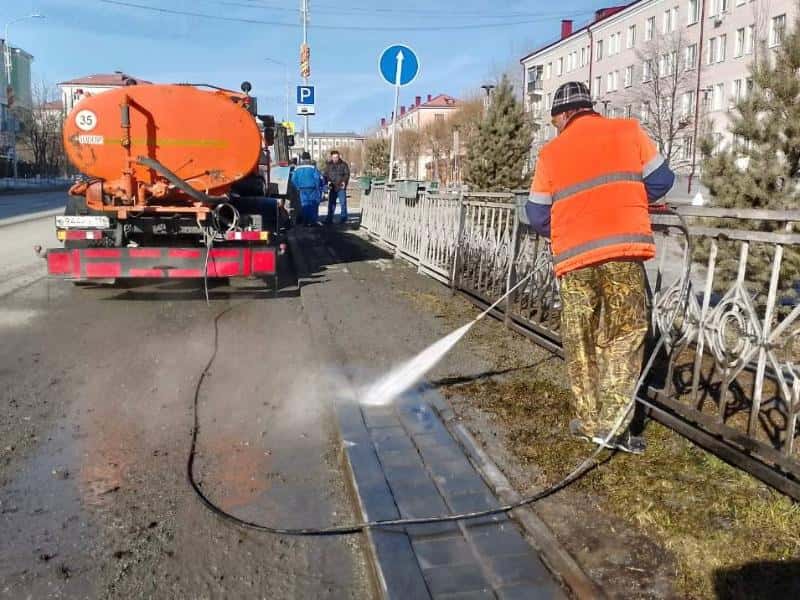 На улицы Первоуральска вышло 6 единиц техники для весенней уборки города