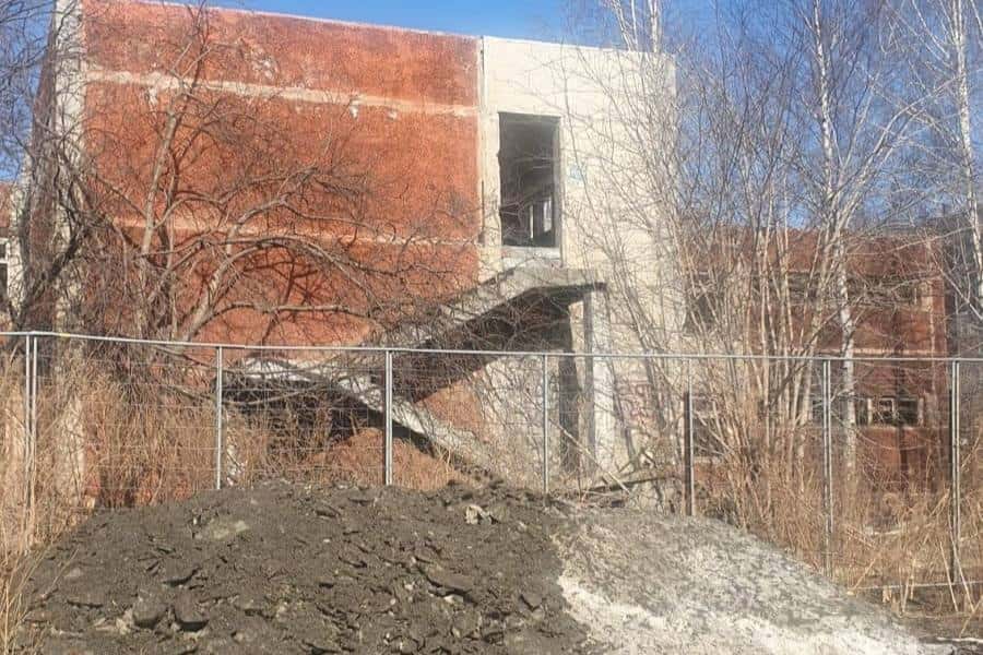 «Здесь могут погибнуть дети»: в Первоуральске открыт доступ к аварийному зданию