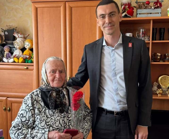 Депутат Первоуральска Дмитрий Хаймин вручил медаль ветерану Глафире Чирковой 