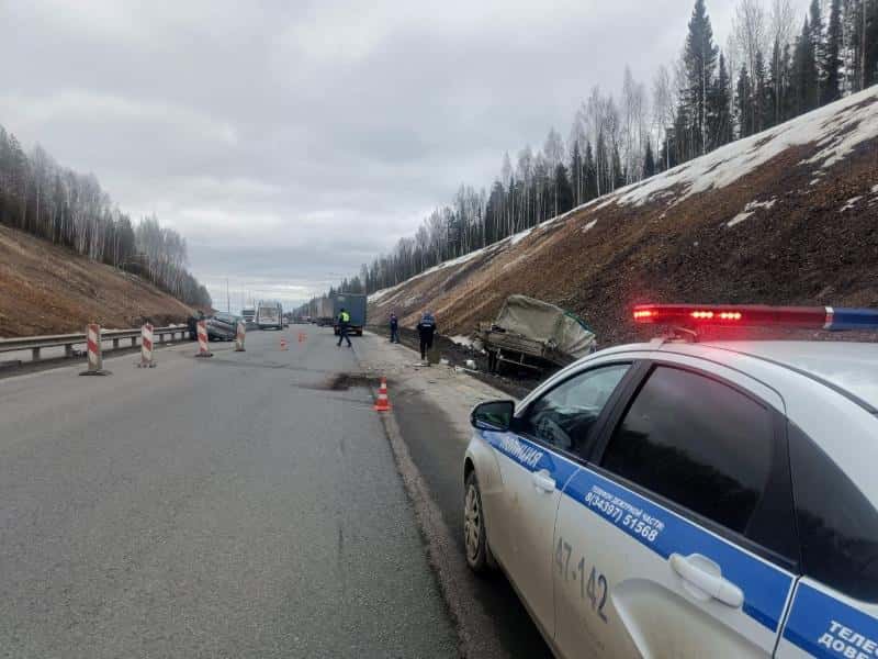 На трассе «Пермь – Екатеринбург» ВАЗ наехал на «Газель»: один из пассажиров скончался