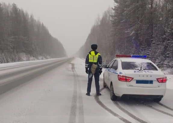 ГИБДД предупредила об ухудшении погоды на Серовском тракте: из-за снегопада дорога стала скользкой