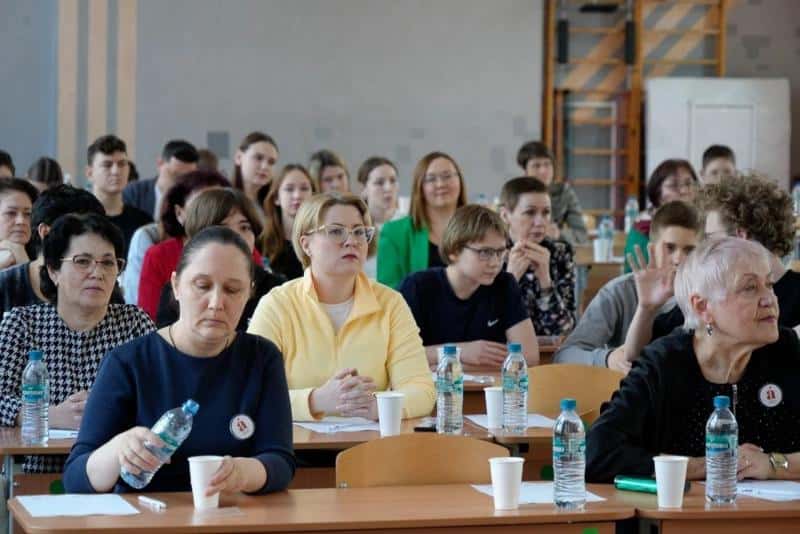 Первоуральск в 12-й раз присоединился к «Тотальному диктанту»: более 60 участников проверили свою грамотность