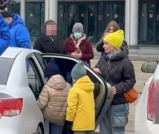 «Мы хотим остаться с папой!»: на Урале близнецов, которых похитил отец больше года назад, вернули матери