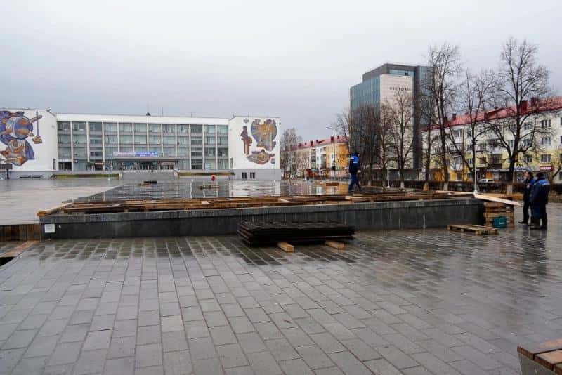 Сотрудники первоуральского «Водоканала» начали ремонтировать главный символ города – музыкальный фонтан